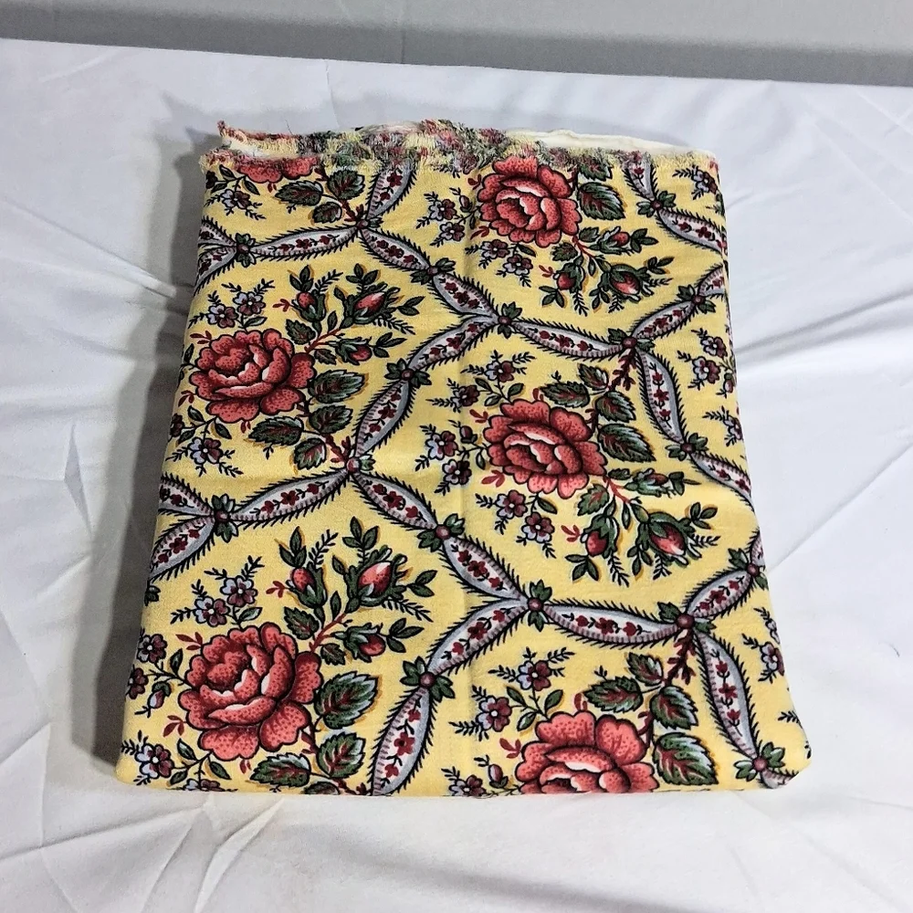 Set Of 2 Tablecloths Flannel Red And White 56x46 & Yellow Floral Cloth 88"x80" - Picture 3 of 14